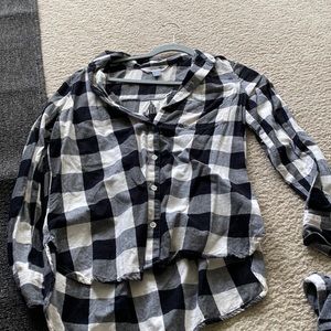 Cute long sleeve old navy black and white flannel!